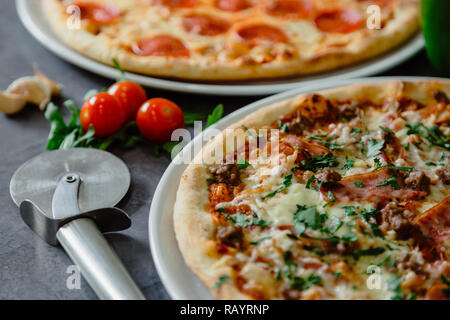 Délicieuse pizza, ou livrer à la maison et dîner avec la famille et les amis Banque D'Images