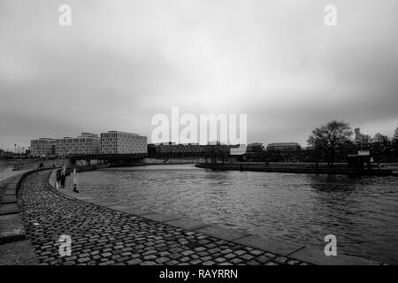 La Spree sur un jour nuageux près de la gare principale de Berlin avec d'intéressants bâtiments d'affaires à l'arrière-plan (noir et blanc) Banque D'Images