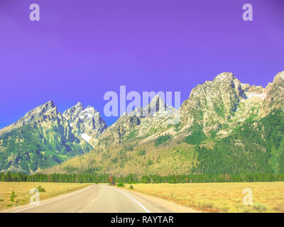 Un voyage sur la route le long de la route 191 la pittoresque route panoramique principal à Grand Teton National Park, Wyoming, United States. La lumière au coucher du soleil. Banque D'Images