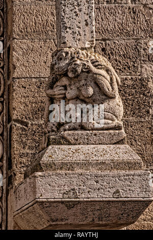 Italie Milano Basilicat façade de la cathédrale, des singes s'accoupler avec les femmes Banque D'Images