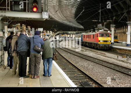 Les amateurs de photographie ferroviaire DB Schenker locomotive classe 90 90040 le transport à destination d'Edimbourg Hogmanay' 'railtour à York, Royaume-Uni le 31/12/18. Banque D'Images