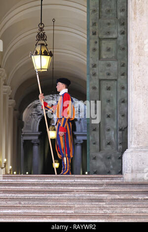 ROME, ITALIE - Le 26 octobre : Garde suisse au Vatican le 26 octobre 2009. Membre de la Garde Suisse Pontificale au Vatican dans la porte de bronze. Banque D'Images