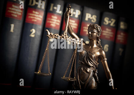 Dame justice, themis, statue de la justice sur les livres de fond. Concept de la loi et de la justice du prince dans la bibliothèque Banque D'Images