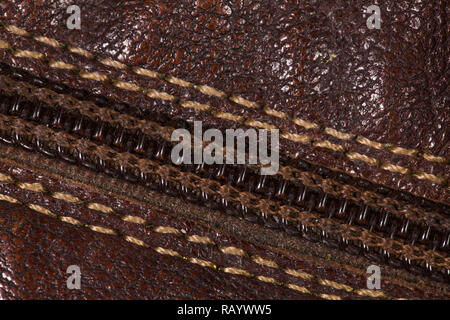 Libre Vue de dessus brun En cuir fermeture à glissière fermée et marron en cuir naturel. Détails de macro de chaussures. Photographie couleur horizontal. Banque D'Images