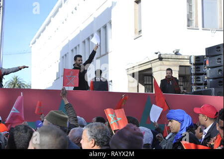 Mars Rabat de millions de Marocains tenir drapeaux marocains Date 13-Mar-2016 Banque D'Images