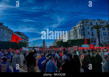 Mars Rabat de millions de Marocains tenir drapeaux marocains Date 13-Mar-2016 Banque D'Images