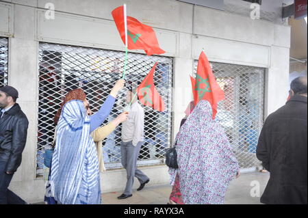 Mars Rabat de millions de Marocains tenir drapeaux marocains Date 13-Mar-2016 Banque D'Images