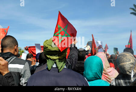 Mars Rabat de millions de Marocains tenir drapeaux marocains Date 13-Mar-2016 Banque D'Images