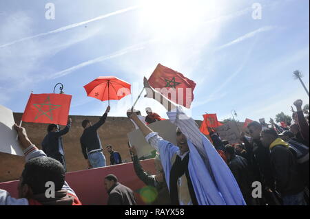 Mars Rabat de millions de Marocains tenir drapeaux marocains Date 13-Mar-2016 Banque D'Images