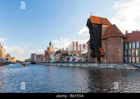 Gdansk, Pologne - 26 juin 2018 : vue sur la vieille ville de Gdansk sur la rivière Motlawa et célèbre grue du port médiéval. Banque D'Images