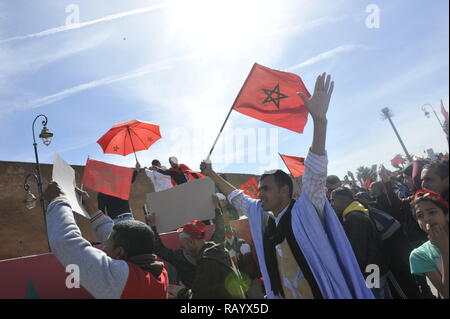 Mars Rabat de millions de Marocains tenir drapeaux marocains Date 13-Mar-2016 Banque D'Images