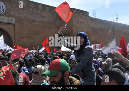 Mars Rabat de millions de Marocains tenir drapeaux marocains Date 13-Mar-2016 Banque D'Images