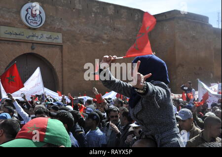 Mars Rabat de millions de Marocains tenir drapeaux marocains Date 13-Mar-2016 Banque D'Images