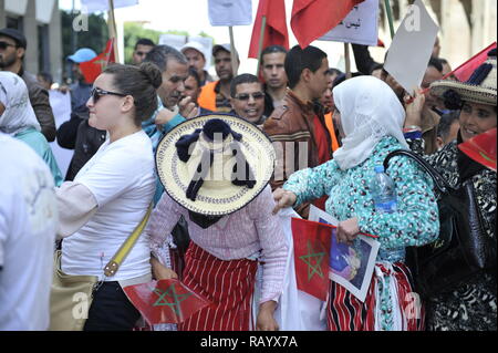 Mars Rabat de millions de Marocains tenir drapeaux marocains Date 13-Mar-2016 Banque D'Images