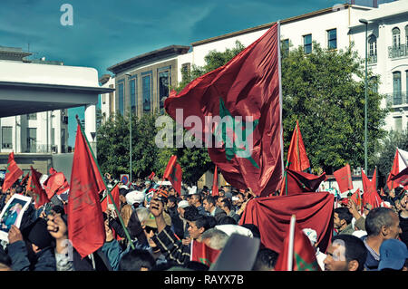 Mars Rabat de millions de Marocains tenir drapeaux marocains Date 13-Mar-2016 Banque D'Images