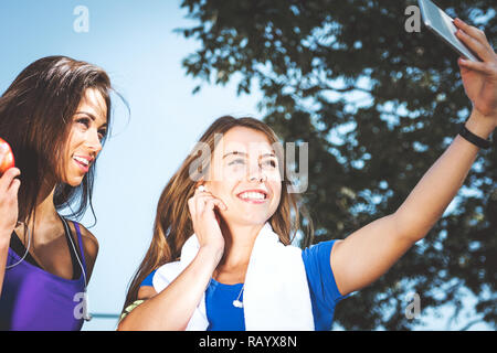 Génération Y - concept de vie sports deux filles prennent un sourire alors que la formation et selfies en plein air sur une journée ensoleillée ( effet vintage) Banque D'Images