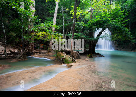 Chute d'eau d'Erawan en Thaïlande est de localiser en Provience de Kanchanaburi. Cette cascade est dans le parc national d'Erawan à l'intérieur de la forêt. À partir de niveau 3 7. Banque D'Images
