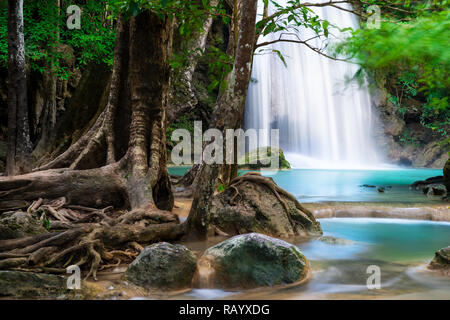 Chute d'eau d'Erawan en Thaïlande est de localiser en Provience de Kanchanaburi. Cette cascade est dans le parc national d'Erawan à l'intérieur de la forêt. À partir de niveau 3 7. Banque D'Images