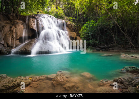 Cascade de Thaïlande, appelé Huai khamin Huay ou mae à Kanchanaburi Provience, autour de l'environnement et de la forêt avec de l'eau émeraude. Banque D'Images