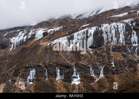 Cascade de glace cacade en hiver sur les montagnes, le Sikkim, Inde Banque D'Images