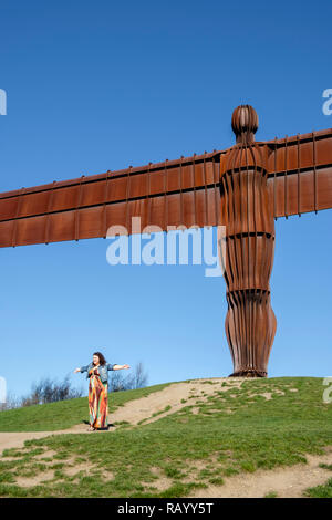 Posant pour des photos par l'Ange du Nord, Gateshead, Tyne et Wear, Angleterre Banque D'Images