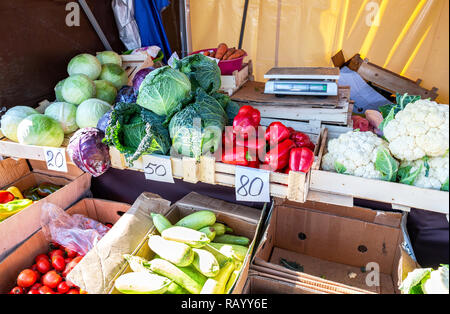 Différents légumes biologiques frais prêt à vendre au marché des fermiers Banque D'Images