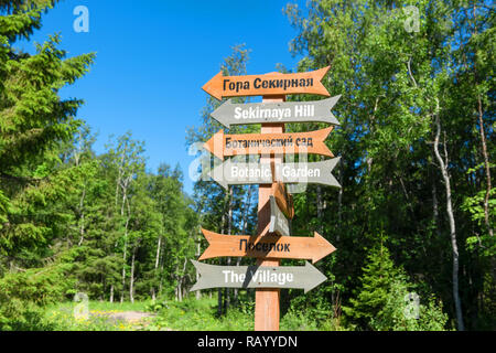 SOLOVKI, République de Carélie, Russie - le 25 juin 2018:panneaux de direction sur la montagne Sekirnaya, du jardin botanique et du village sur l'île de Solovki. Solove Banque D'Images