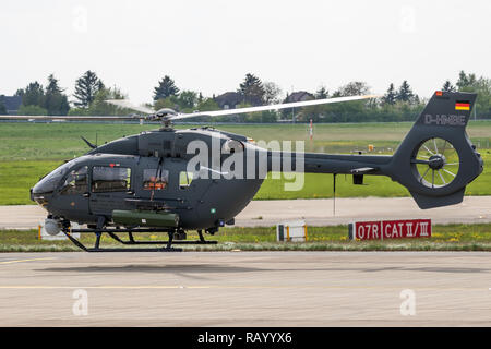 BERLIN - Apr 27, 2018 : nouvel Airbus H145M en vol d'hélicoptères militaires à l'ILA Berlin Air Show. Banque D'Images