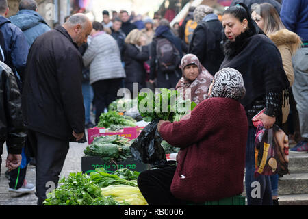 Les femmes palestiniennes vendent des légumes dans la rue Al Wad que les Israéliens appellent Haggai dans le quartier musulman, la vieille ville de Jérusalem Israël Banque D'Images