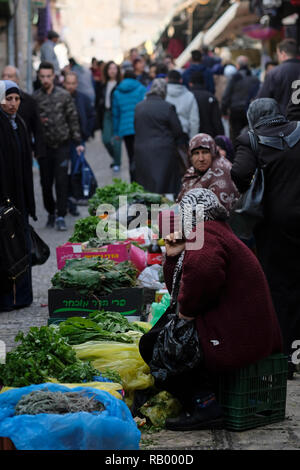 Les femmes palestiniennes vendent des légumes dans la rue Al Wad que les Israéliens appellent Haggai dans le quartier musulman, la vieille ville de Jérusalem Israël Banque D'Images