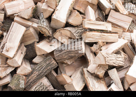 Couper du bois de velours en attendre pour l'utilisation dans la cheminée ou poêle à bois Banque D'Images