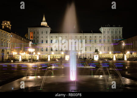 Turin, Piémont, Italie. Vue de nuit sur une fontaine sur la piazza Castello Banque D'Images