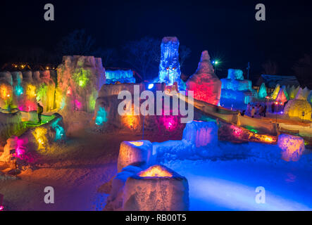 Lake Shikotsu Ice Festival, un événement de sculpture sur glace organisé dans les sources chaudes du lac Shikotsu dans le parc national de Shikotsu-Toya avec des lumières illuminant les sculptures sur glace Banque D'Images