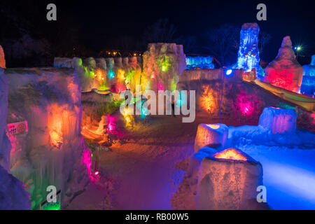 Lake Shikotsu Ice Festival, un événement de sculpture sur glace organisé dans les sources chaudes du lac Shikotsu dans le parc national de Shikotsu-Toya avec des lumières illuminant les sculptures sur glace Banque D'Images