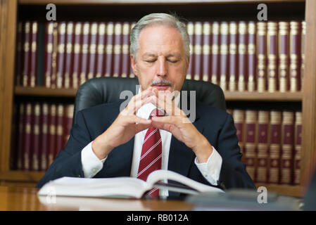 Avocat Senior businessman reading ses notes dans le home office, pensant, pensive et worried business man Banque D'Images