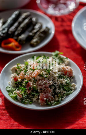 Une cuisine méditerranéenne diététique concept. Salade avec le fromage cottage, les tomates et le persil. Composition verticale. Banque D'Images