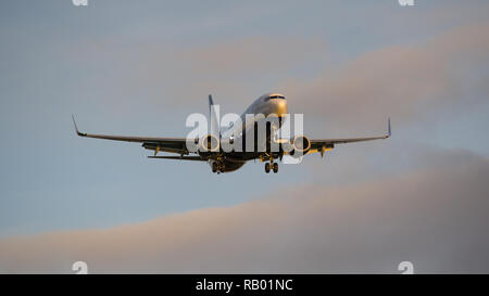 Compagnie aérienne à bas prix irlandaise RyanAir - vu l'atterrissage à l'Aéroport International de Glasgow, Royaume-Uni. Banque D'Images