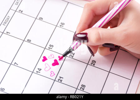 Peinture et dessin à main femme coeur dans calendrier avec feutre pour la Saint-Valentin. L'amour et la Saint-Valentin maison de concept. Close up, selective focus Banque D'Images