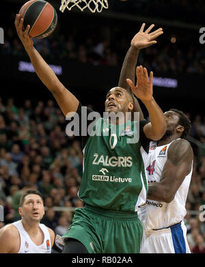 Kaunas, Lituanie. 4 janvier, 2019. Brandon Davies (L) Haut de Zalgiris Kaunas pousses durant la saison régulière 16 Ronde match au tournoi de basket-ball de l'EuroLeague le Zalgiris Kaunas Lituanie entre la Russie et le CSKA Moscou à Kaunas, Lituanie, le 4 janvier 2019. Le CSKA Moscou a remporté 84-79. Alfredas Crédit : Pliadis/Xinhua/Alamy Live News Banque D'Images