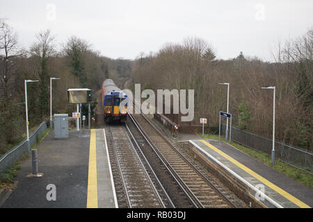 Surrey Horsley, le 5 janvier 2019. Un inboundSouthwest train de Guilford à Londres Waterloo arrive à la gare de Horsley dans le Surrey où un homme de 51 ans nommé Lee Pomeroy a été découvert poignardé mortellement un jour plus tôt le vendredi 4 janvier : Crédit amer ghazzal/Alamy Live News Banque D'Images