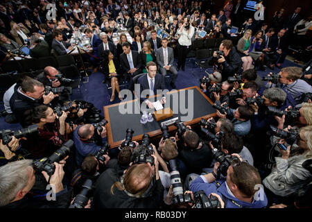 Beijing, USA. 10 avr, 2018. Facebook PDG Mark Zuckerberg (C) arrive à témoigner lors d'une audition conjointe des comités et du Commerce judiciaire du Sénat sur la colline du Capitole à Washington, DC, États-Unis, le 10 avril 2018. Credit : Shen Ting/Xinhua/Alamy Live News Banque D'Images