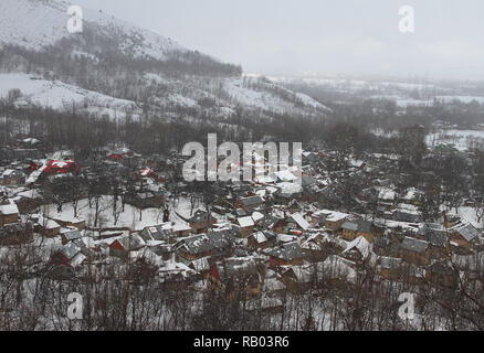 (190105) -- SRINAGAR, janv. 5, 2019 (Xinhua) -- Photo prise le 5 janvier 2019 montre la vue d'un village couvert de neige après une chute de neige à Qazigund Domaine du district d'Anantnag, au sud de la ville de Srinagar, la capitale d'été du Cachemire sous contrôle indien. Vie normale en cachemire sous contrôle indien samedi a été perturbée par les fortes chutes de neige qui s'la région, ont déclaré. (Xinhua/Javed Dar) Banque D'Images