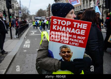 Londres, Royaume-Uni 5 janvier 2019. Brexiters portant des gilets jaunes bloquer le trafic à la place du Parlement. Credit : Claire Doherty/Alamy Live News Banque D'Images