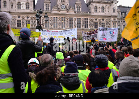 La France. 5 janvier 2019. Les manifestants se sont réunis et ont parlé de leurs se plaint à la place de l'hôtel de ville (Hôtel de Ville). Credit : Roger Ankri/Alamy Live News Banque D'Images