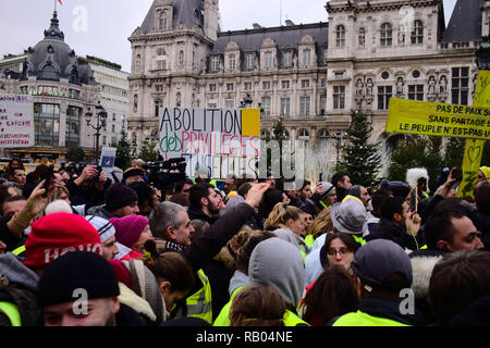 La France. 5 janvier 2019. Les manifestants se sont réunis et ont parlé de leurs se plaint à la place de l'hôtel de ville (hôtel de ville). Credit : Roger Ankri/Alamy Live News Banque D'Images