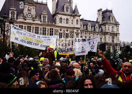 La France. 5 janvier 2019. Les manifestants se sont réunis et ont parlé de leurs se plaint à la place de l'hôtel de ville (Hôtel de Ville). Credit : Roger Ankri/Alamy Live News Banque D'Images
