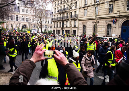 La France. 5 janvier 2019. Les manifestants se sont réunis et ont parlé de leurs se plaint à la place de l'hôtel de ville (hôtel de ville). Ils sont sur leur chemin à l'AssemblÃ©e nationale, l'Assemblée nationale de la France. Credit : Roger Ankri/Alamy Live News Banque D'Images