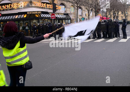 La France. 5 janvier 2019. Les manifestants se sont réunis et ont parlé de leurs se plaint à la place de l'hôtel de ville (Hôtel de Ville). Seul un démonstrateur est face à la police. Credit : Roger Ankri/Alamy Live News Banque D'Images