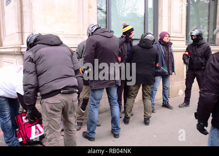 La France. 5 janvier 2019. Les manifestants se sont réunis et ont parlé de leurs se plaint à la place de l'hôtel de ville (hôtel de ville). Entre-temps, à la place du ChÃ¢telet, certains agents de police sont contrôle de personnes et de leurs biens. Credit : Roger Ankri/Alamy Live News Banque D'Images