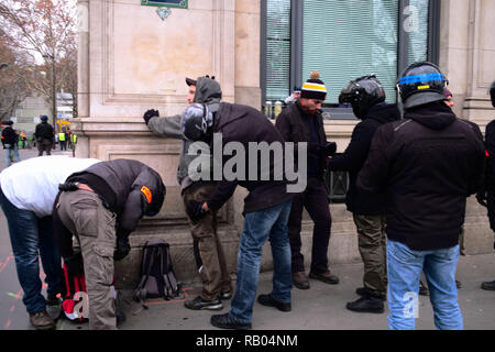 La France. 5 janvier 2019. Les manifestants se sont réunis et ont parlé de leurs se plaint à la place de l'hôtel de ville (hôtel de ville). Entre-temps, à la place du ChÃ¢telet, certains agents de police sont contrôle de personnes et de leurs biens. Credit : Roger Ankri/Alamy Live News Banque D'Images